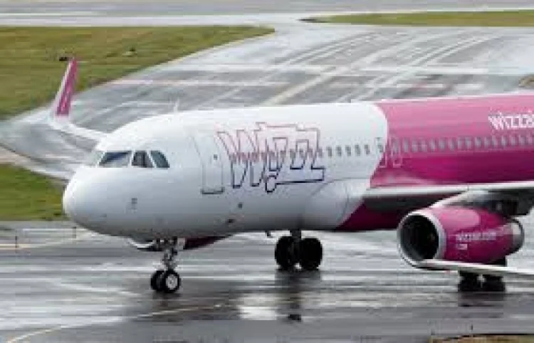 "Wizz Air"in təyyarəsini ildırım vurub