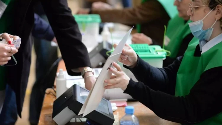 “Gürcü Arzusu” Partiyası parlament seçkilərində liderdir