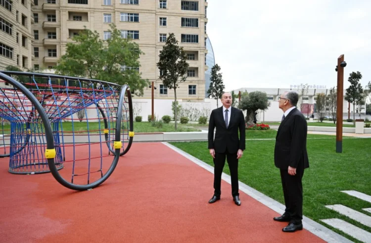 İlham Əliyev Nəsimi rayonunda yeni parkla tanış olub FOTO