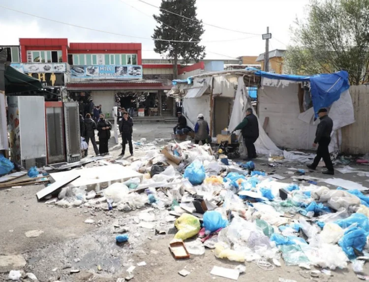 “Səkkizinci Kilometr” bazarının ətrafındakı köşklər sökülür