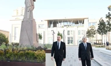 İlham Əliyev Bakı Dəmiryol Vağzalının önündəki parka gəlib