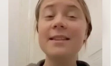 Muzdlu qızcığaz nəyə etiraz etdiyini özü də bilmir