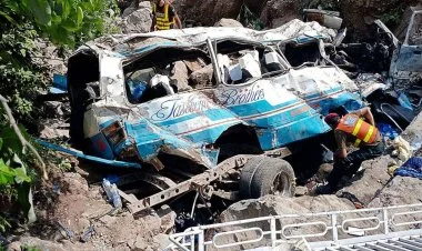 Pakistanda toy avtobusu çaya düşüb: 26 nəfər ölüb