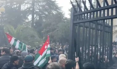 Abxaziyada etirazçılar administrasiya binasını ələ keçirdi