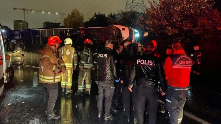 İstanbulda sərnişin avtobusu aşıb: 2 ölü, 18 yaralı