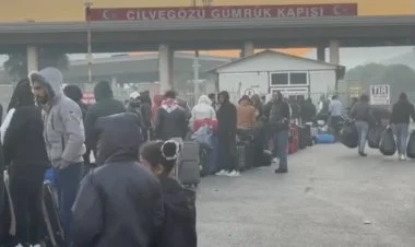 Suriyaya qayıdan qaçqınlardan ibarət böyk növbə yaranıb