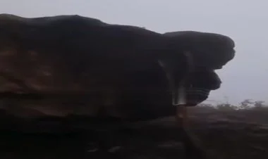 Lerikdə iri qaya parçası yola düşüb