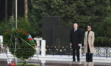 Prezident və birinci xanım Heydər Əliyevin məzarı önündə