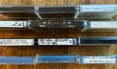 Maykl Ceksonun mahnılarının yer aldığı 15 kaset tapılıb