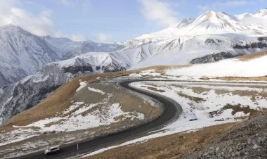 Ermənistanı Rusiya ilə birləşdirən yeganə yol bağlıdır