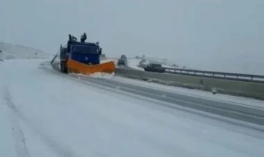 Bakı-Şamaxı yolu qar və buzdan təmizlənir VİDEO