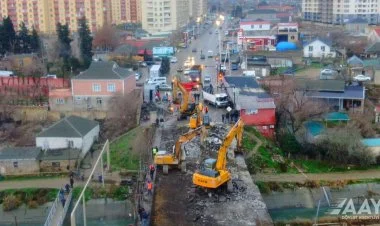 Sumqayıtı Saray qəsəbəsi ilə birləşdirən körpü sökülür VİDEO