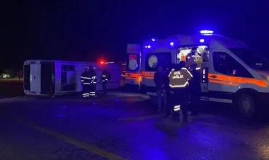 Türkiyədə dəfnə gedən insanları daşıyan mikroavtobus aşıb