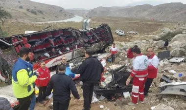 İranda avtobus yanacaq daşıyan maşınla toqquşub: 9 ölü