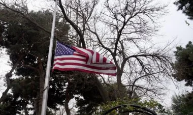 Matəm günü ABŞ səfirliyi bayraqları yarıya endirdi