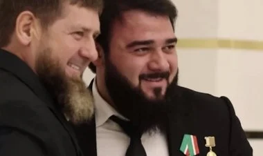 Kadırov təyyarə qəzasından sonra qardaşı oğluna medal verib