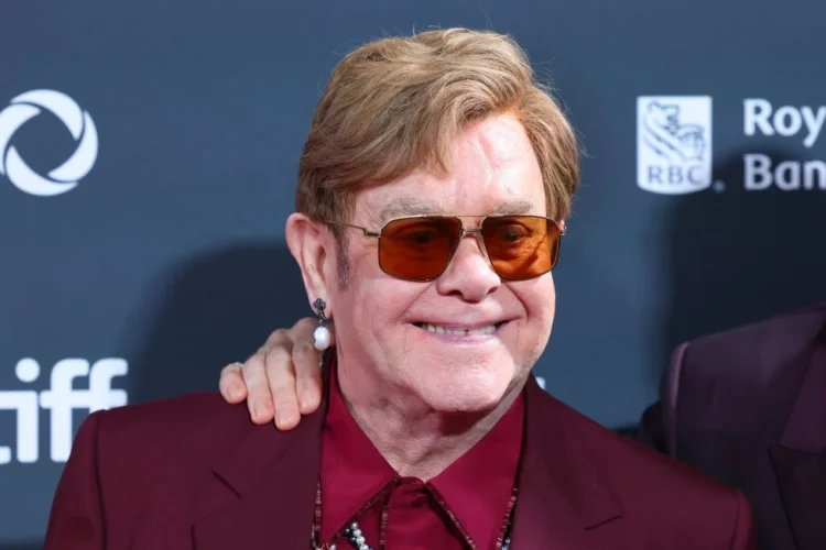 Elton Con görmə qabiliyyətini itirib