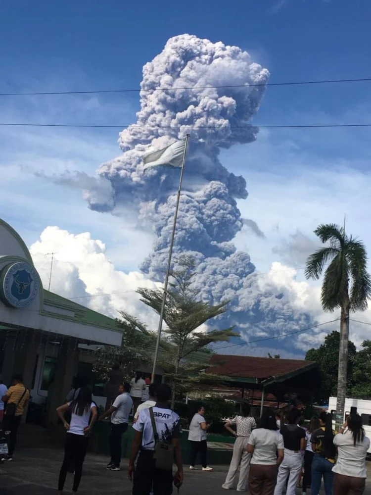 Filippində vulkan püskürməsi 40 min insanı evsiz qoydu FOTO