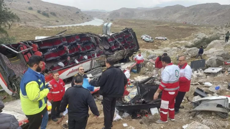 İranda avtobus yanacaq daşıyan maşınla toqquşub: 9 ölü