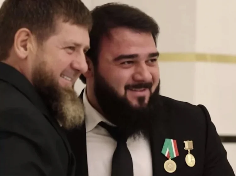 Kadırov təyyarə qəzasından sonra qardaşı oğluna medal verib