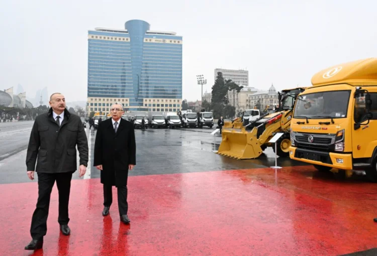 İlham Əliyev xüsusi təyinatlı nəqliyyatla tanış olub FOTO