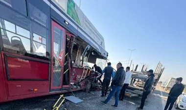 Bakıda avtobus yük maşınına çırpılıb