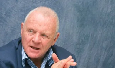 Məşhur Hollivud aktyoru Entoni Hopkinsin evi külə dönüb