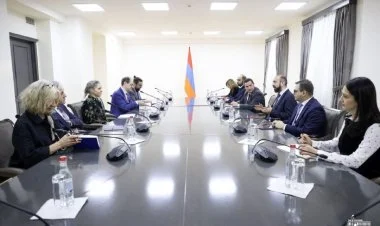 Mirzoyan Aİ rəsmisi ilə Azərbaycanı müzakirə edib