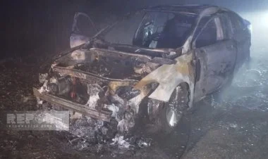 Kürdəmirdə hərəkətdə olan avtomobil yanaraq külə dönüb FOTO