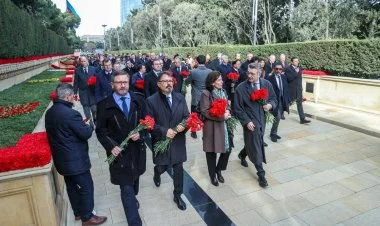 Aİ ölkələri səfirləri Şəhidlər Xiyabanını ziyarət ediblər