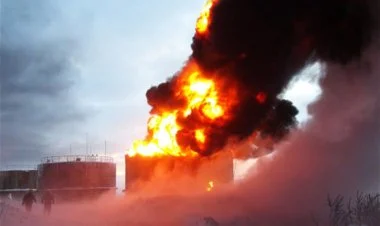 İranın Rey şəhərində nəhəng neft terminalı yanır