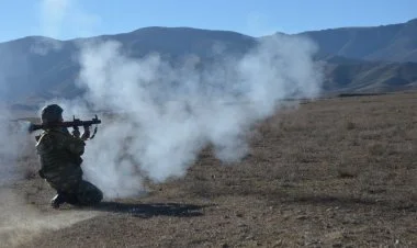 Hərbi vəzifəlilərlə keçirilən təlim toplanışı davam edir