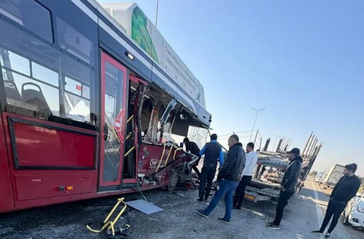 Bakıda avtobus yük maşınına çırpılıb