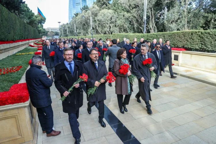 Aİ ölkələri səfirləri Şəhidlər Xiyabanını ziyarət ediblər