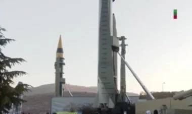İran yeni ballistik raketini nümayiş etdirib FOTO