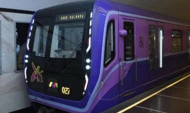 Metroda qatarın tavan hissəsindən su axıb