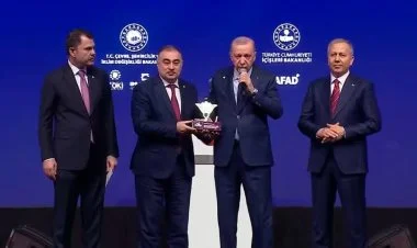 Ərdoğan Azərbaycanın səfiri R.Məmmədova mükafat təqdim edib