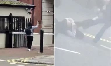 Türkiyənin Londondakı səfirliyi önündə Quran yandırılıb FOTO