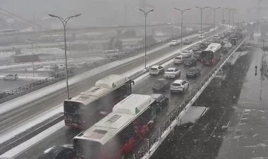 Yollar sürüşkəndir, nəqliyyatın hərəkətində sıxlıq var