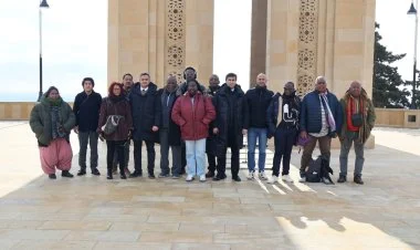 Fransa koloniyalarından gələn müxbirlər Şəhidlər Xiyabanında