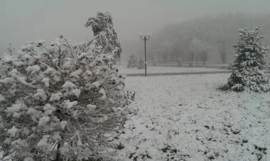 Bəzi ərazilərə qar yağır, güclü külək əsir