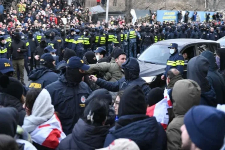 Tbilisidə etirazçılarla polis arasında toqquşalar davam edir