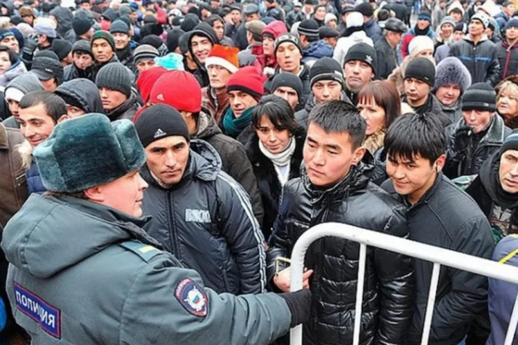 Rusiyada miqrantlarla bağlı qaydalar bu gündən qüvvəyə minib