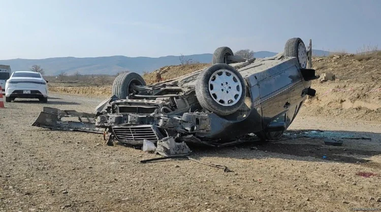 Ağdamda "Mercedes" aşıb, yaralılar var