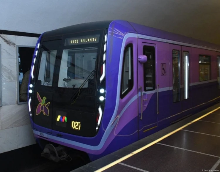 Metroda qatarın tavan hissəsindən su axıb