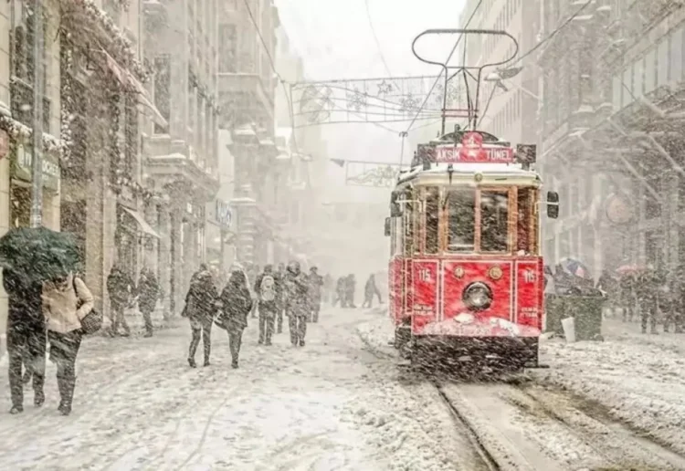 İstanbulda hava şəraitinə görə məktəblər bir günlük bağlanıb