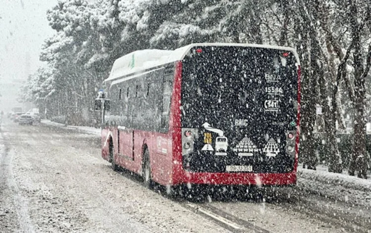 Qarlı havada 40-dan çox avtobus qəzalarda zədələnib