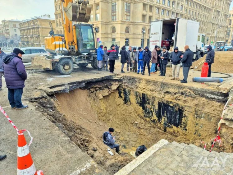 Çökmə səbəbindən Heydər Əliyev prospekti bağlanıb