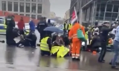 Almaniyada avtomobil izdihamın üzərinə sürülüb, 2 ölü FOTO