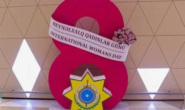 Azərbaycana təyyarə ilə gələn xanımlar çiçəklə qarşılanıb